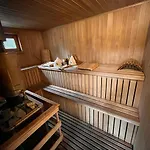 Apartment With Sauna & Hot Tub